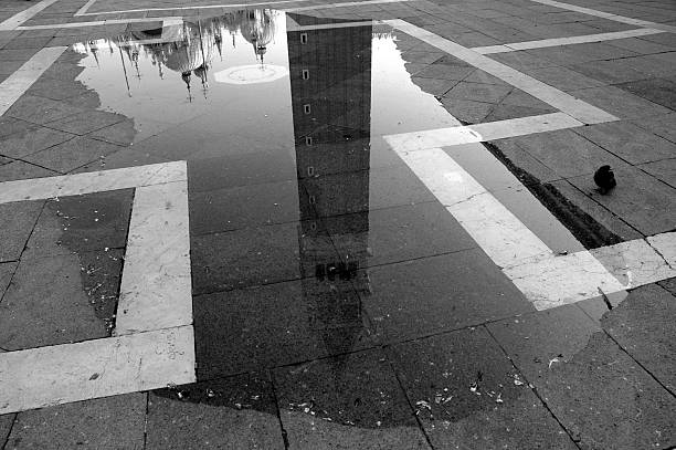 acqua alta, markusplatz, venedig, italien. - acqua alta stock-fotos und bilder