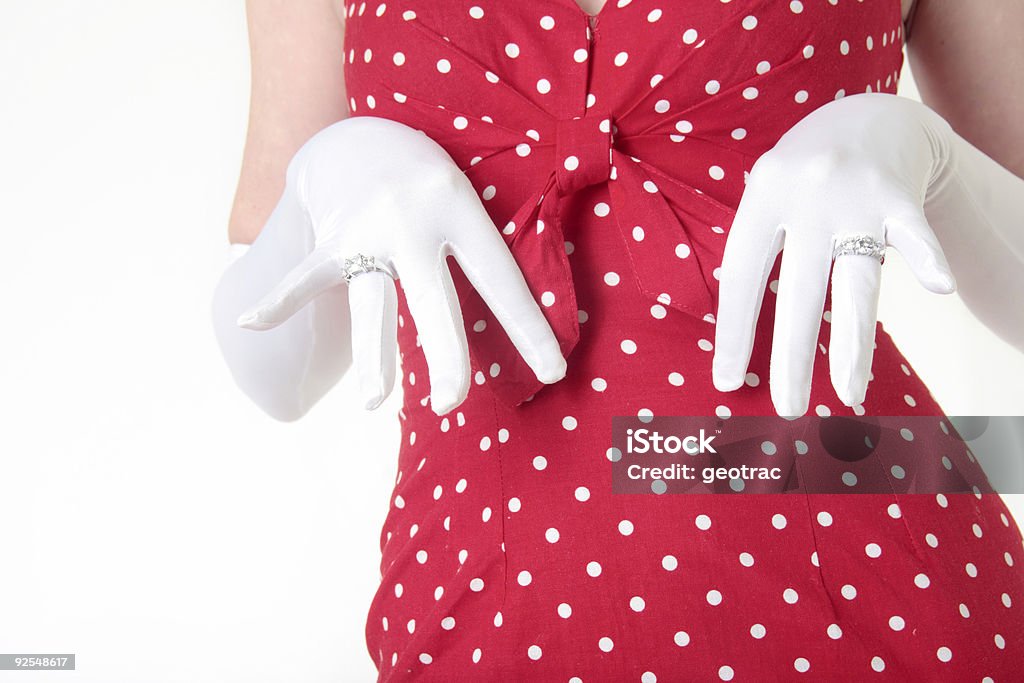 Kobieta pokazując jej rękawiczkach z dwoma pierścieniami Diamentu - Zbiór zdjęć royalty-free (Sukienka)