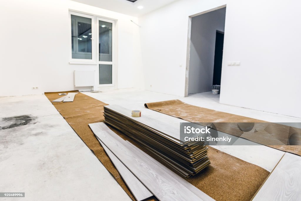 Installation von hellen Laminatfußboden mit Substrat unter einem Laminat auf weißem Hintergrund - Lizenzfrei Bauen Stock-Foto