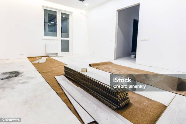 Installation Von Hellen Laminatfußboden Mit Substrat Unter Einem Laminat Auf Weißem Hintergrund Stockfoto und mehr Bilder von Bauen