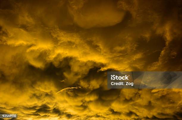 Nuvens De Tempestade Ao Pôr Do Sol - Fotografias de stock e mais imagens de Alto-Contraste - Alto-Contraste, Ao Ar Livre, Arranjo