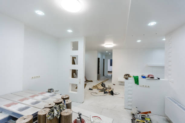 istock Interior of apartment during on the renovation and construction 925492392