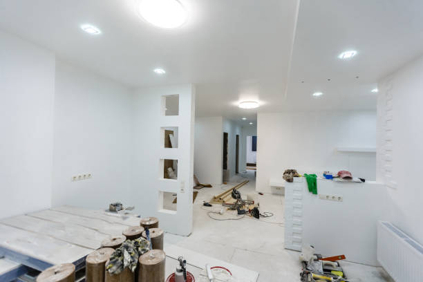 istock Interior of apartment during on the renovation and construction 925492420