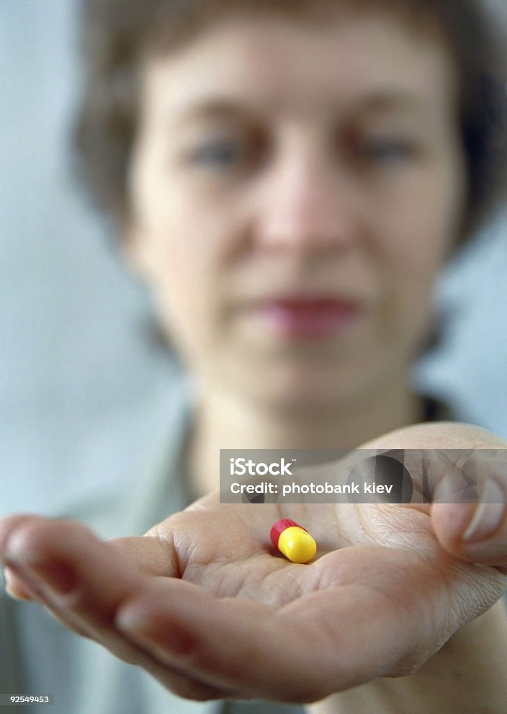 Mujer y píldoras - Foto de stock de Adicción libre de derechos