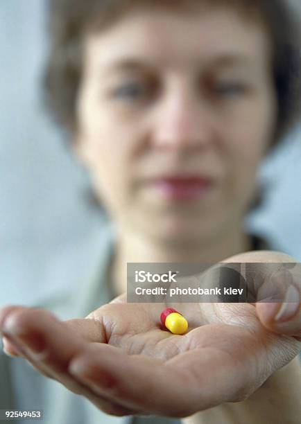 Kobieta I Pigułki - zdjęcia stockowe i więcej obrazów Antybiotyk - Antybiotyk, Choroba, Dawka