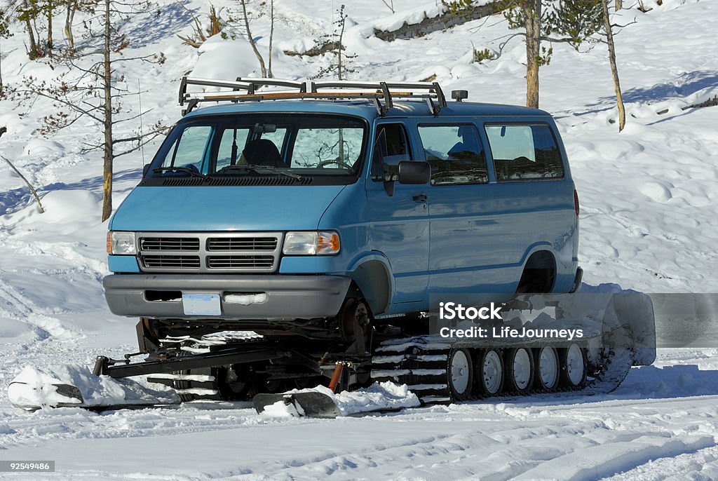 Entrenador alquilar nieve en parque nacional de Yellowstone - Foto de stock de Aislado libre de derechos