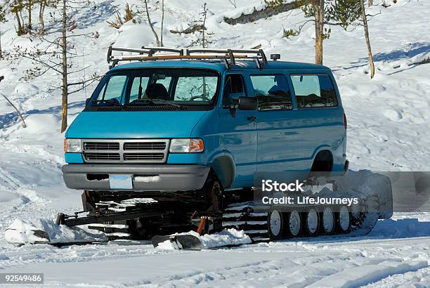 Entrenador Alquilar Nieve En Parque Nacional De Yellowstone Foto de stock y más banco de imágenes de Aislado