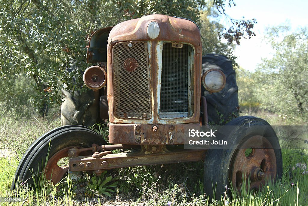 Old tractor en granja - Foto de stock de Abandonado libre de derechos