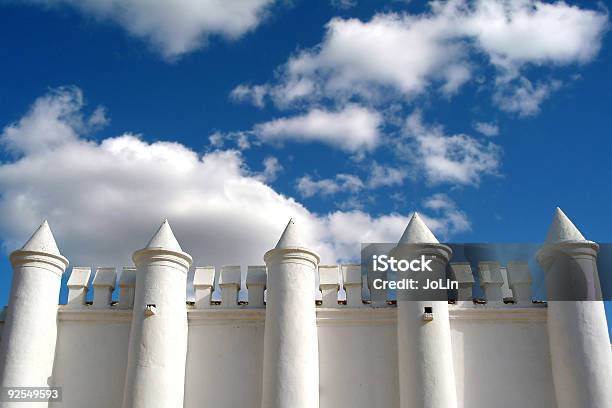 Castello Bianco - Fotografie stock e altre immagini di Ambientazione esterna - Ambientazione esterna, Ambientazione tranquilla, Antico - Vecchio stile