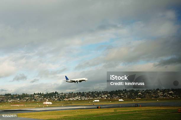 Avião Descolar Uma Pista De Decolagem - Fotografias de stock e mais imagens de Aeroporto - Aeroporto, Amarelo, Aterrar