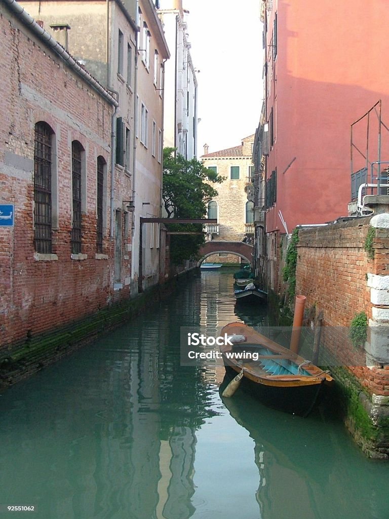De barco no Canal de Veneza residencial - Foto de stock de Barco a remo royalty-free