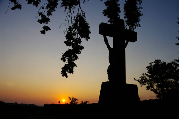 croix silhouette de - god landscape majestic cross photos et images de collection