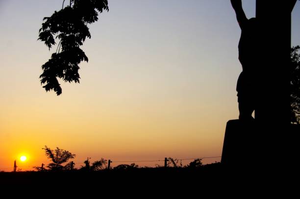 croix silhouette de - god landscape majestic cross photos et images de collection