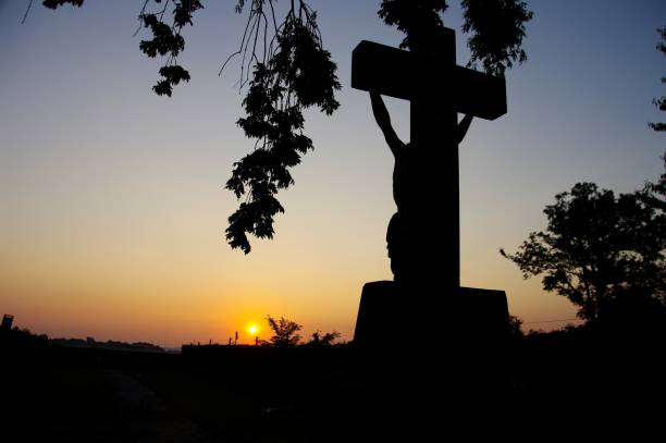 croix silhouette de - god landscape majestic cross photos et images de collection