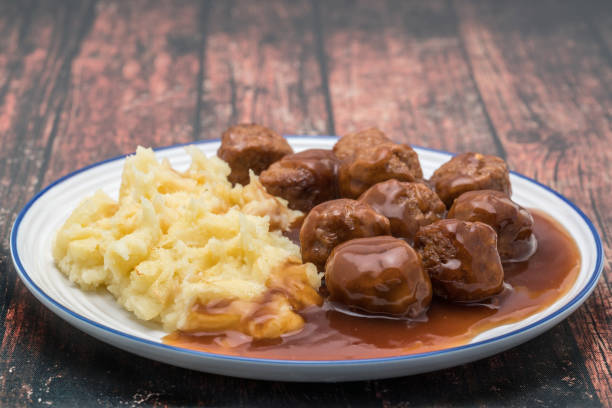 köttbullar med mäsk potatis - potatis sweden bildbanksfoton och bilder