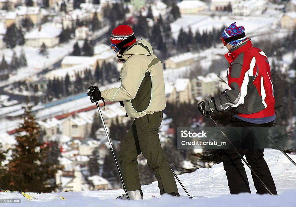 Skieurs sur la montagne, la ville - Photo de Adulte libre de droits