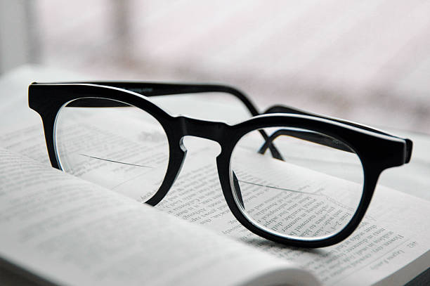 lunettes de lecture - horn rimmed glasses photos et images de collection