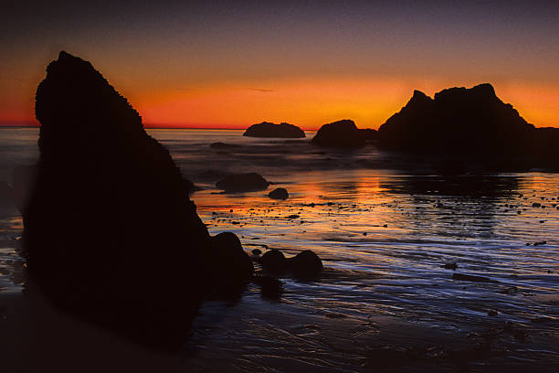 夕暮れのビーチの風景、抽象的な岩壁のシルエット - change tide malibu sea ストックフォトと画像
