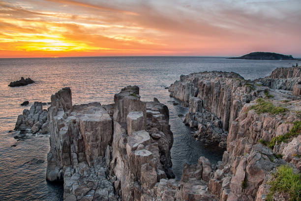 sonnenuntergang am tojinbo klippen in fukui präfektur, japan - chubu region stock-fotos und bilder