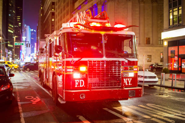 wóz strażacki ze światłami awaryjnymi na ulicy - fire engine flash zdjęcia i obrazy z banku zdjęć