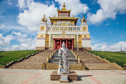 Budista templo de oro morada del Buda Shakyamuni en la República de Kalmykia, Elista, Rusia photo