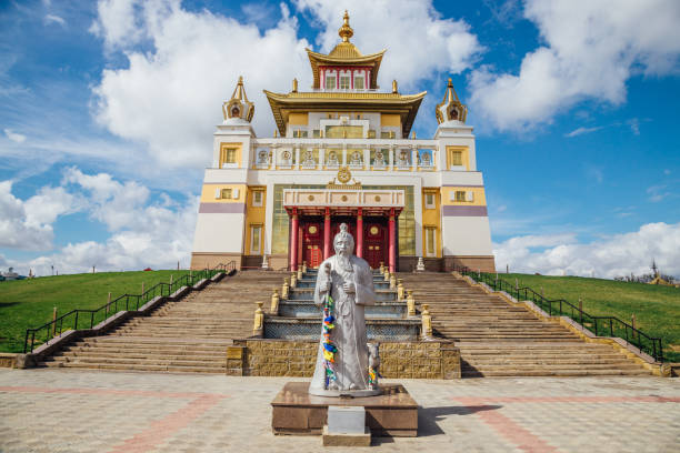 불교 사원 황금 부처 shakyamuni 옐리스타, 칼미크 공화국, 러시아의 거 처 인 - 라마승 뉴스 사진 이미지