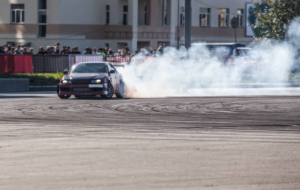 auto driften auf der speedstrecke - schneewehe stock-fotos und bilder