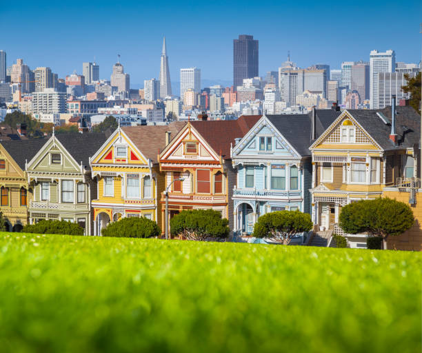 アラモ ・ スクエア、サンフランシスコ、カリフォルニア州、米国でペインテッド ・ レディース - painted ladies ストックフォトと画像