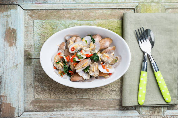 istock Short neck clams stir fried with sauce 925553646