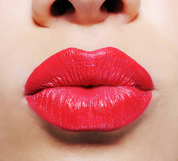 leuchtend roten weiblichen lippen - lipstick kiss stock-fotos und bilder