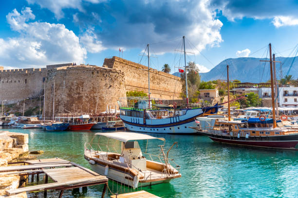 porto di kyrenia su cui si affaccia il forte. kyrenia - cypruss foto e immagini stock