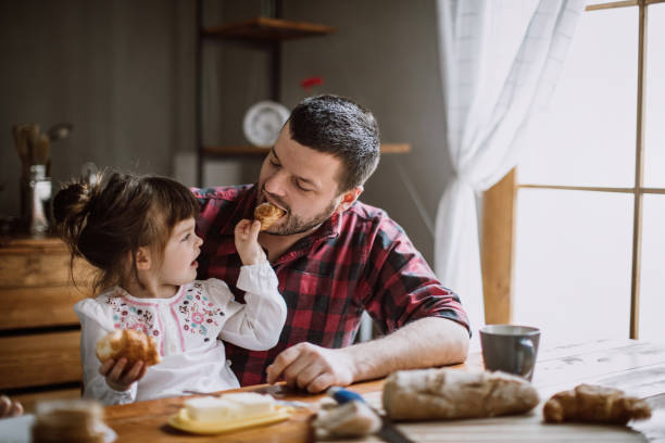 아침이 같은... - domestic kitchen father eating child 뉴스 사진 이미지