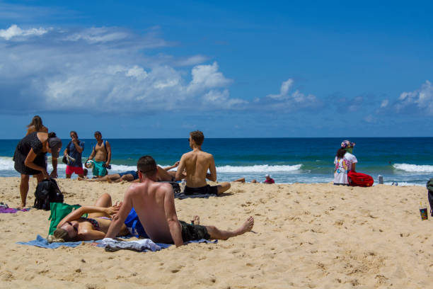 人々 は、オーストラリアのビーチで日光浴します。 - manly beach summer beach pacific ocean ストックフォトと画像