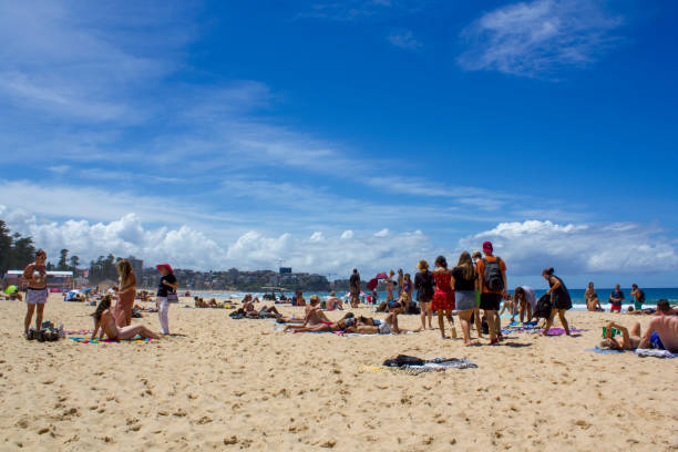 背景に市とオーストラリアのビーチでの人々 - manly beach summer beach pacific ocean ストックフォトと画像