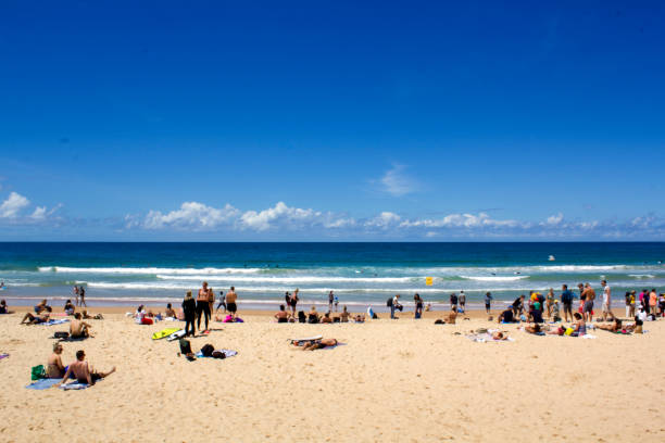 オーストラリアのビーチの人々 - manly beach summer beach pacific ocean ストックフォトと画像