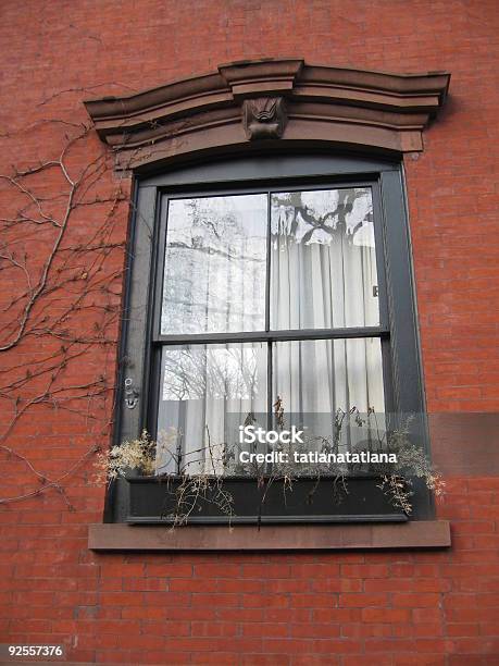 Fenster Von Sandsteinziegel Stockfoto und mehr Bilder von Außenaufnahme von Gebäuden - Außenaufnahme von Gebäuden, Sandsteinziegel, Abgestorbene Pflanze