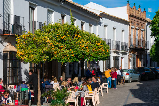 personas que tienen el lanzamiento en la calle - cadiz province fotografías e imágenes de stock