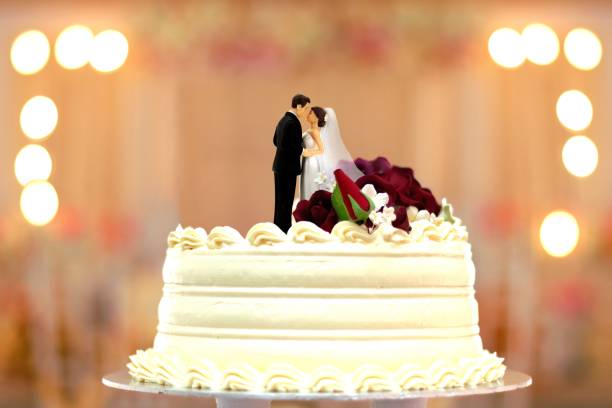istock wedding cake bride and groom topper 925597056