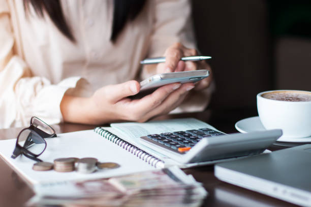istock Business woman thinking account 925619478