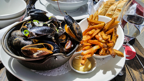 Mussels and fries with mayonnaise.