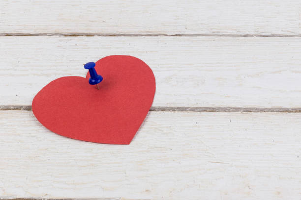 istock Empty heart shaped paper sticker pinned on wood. Copy space 925620396