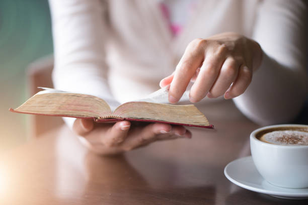 여자는 거룩한 성경., 읽고 있는 책., 읽기 - female meditating human hand christianity 뉴스 사진 이미지