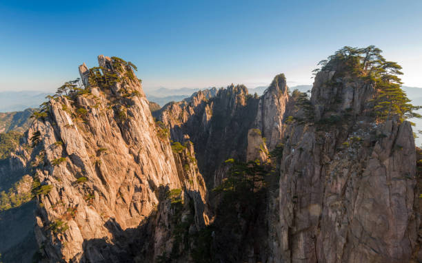 istock Huangshan Mountain - the beginning to believe peak 925635426