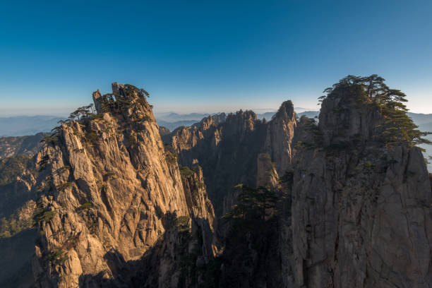 istock Huangshan Mountain - the beginning to believe peak 925635430