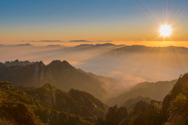 istock Huangshan Mountain - Bright top peak - Guangming ding 925635468