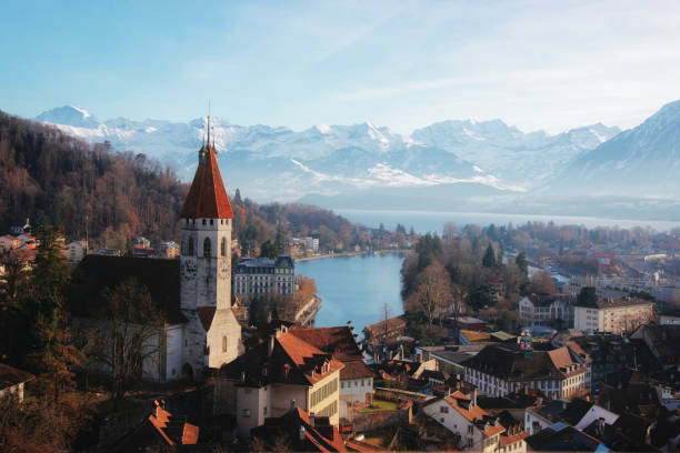 панорама церкви тун и города с альпами thunersee - berne switzerland thun jungfrau стоковые фото и изображения