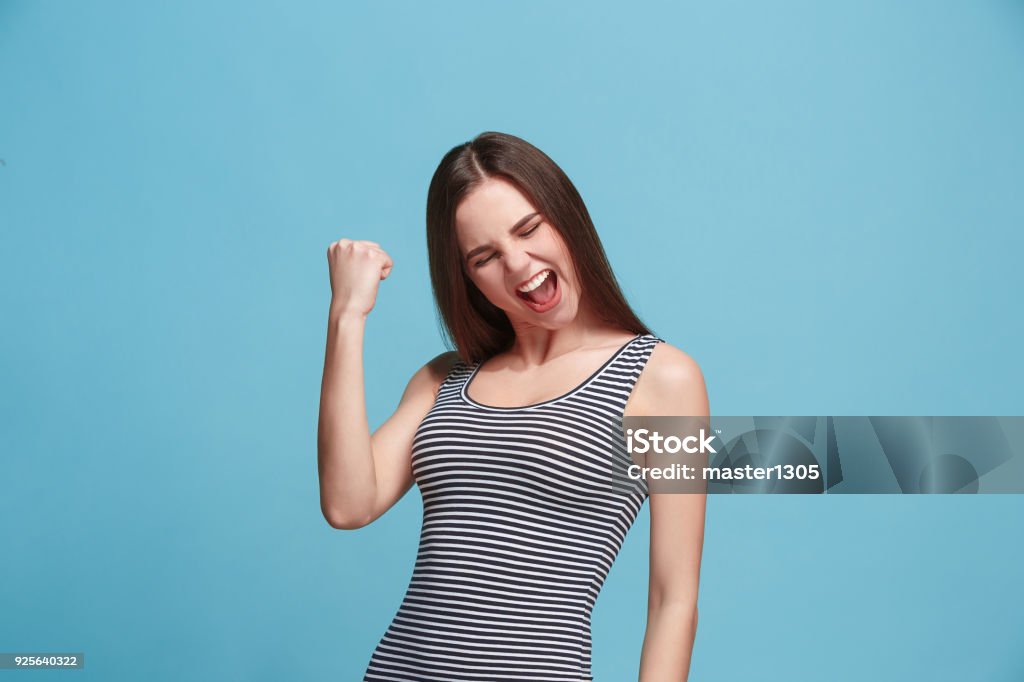 Ganhar sucesso mulher feliz em êxtase celebrar ser um vencedor. Imagem de energética dinâmica do modelo feminino - Foto de stock de Comemoração - Conceito royalty-free