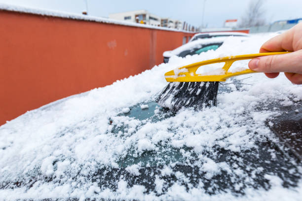 istock Scraping frozen snow from the car windows 925644138