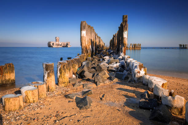 istock Frozen wooden breakwaters line at Baltic Sea 925644708