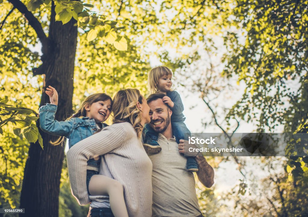 Unter Ansicht unbeschwerte Familie Spaß im Frühling. - Lizenzfrei Familie Stock-Foto